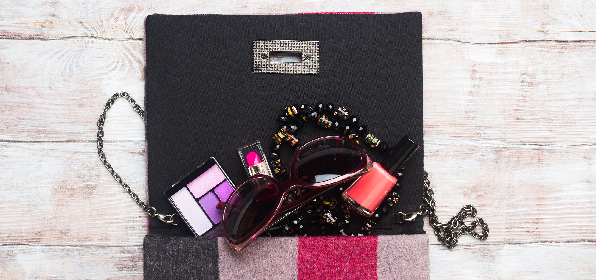 Trending Women's Accessories: Styles You Can't Miss This Season